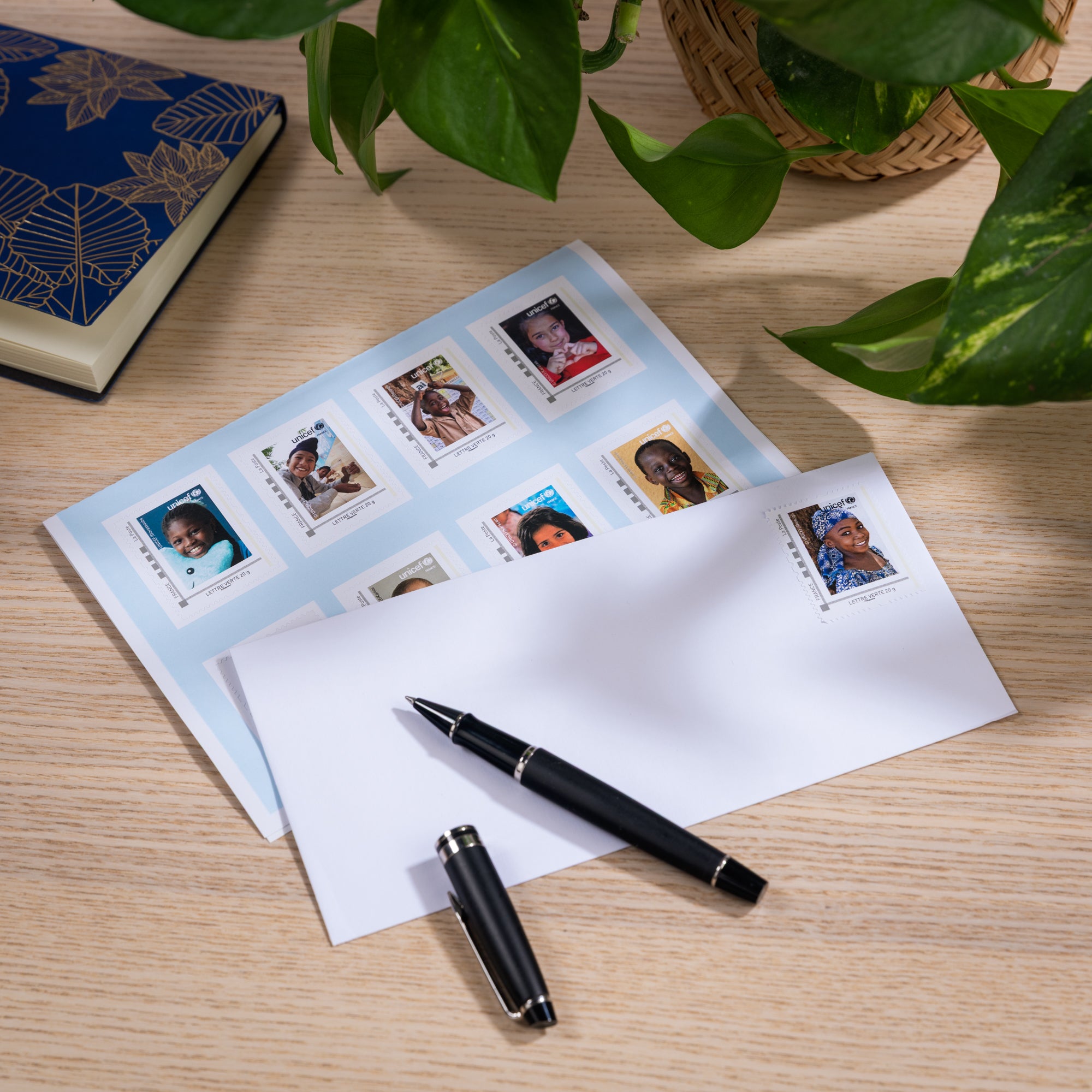 Livret de 8 timbres UNICEF